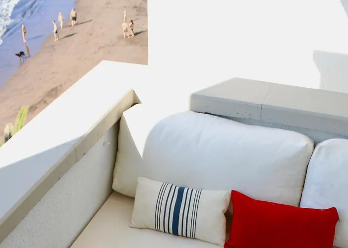 Hideaway With Modernist Design *