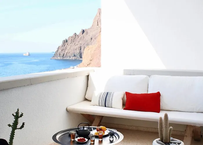 Hideaway With Modernist Design *