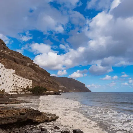 Apartment Hideaway With Modernist Design