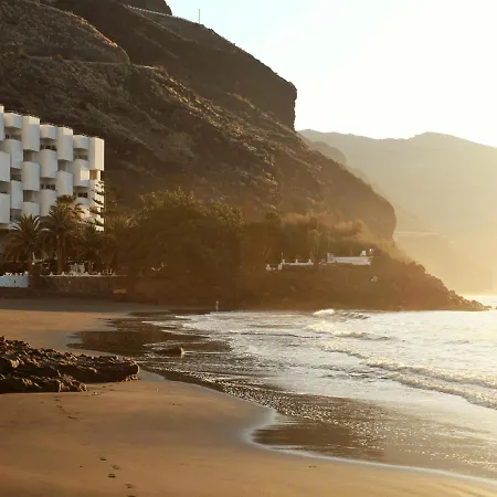 Hideaway With Modernist Design