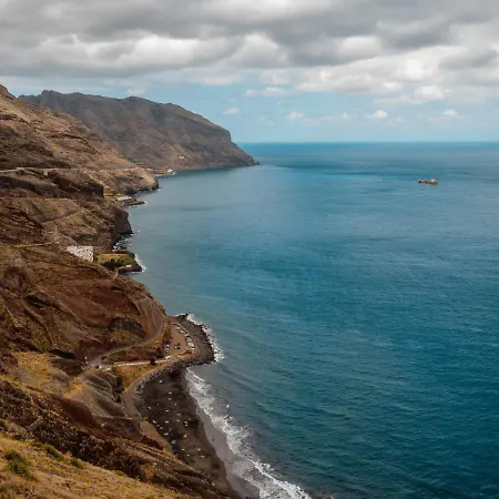 דירה Hideaway With Modernist Design