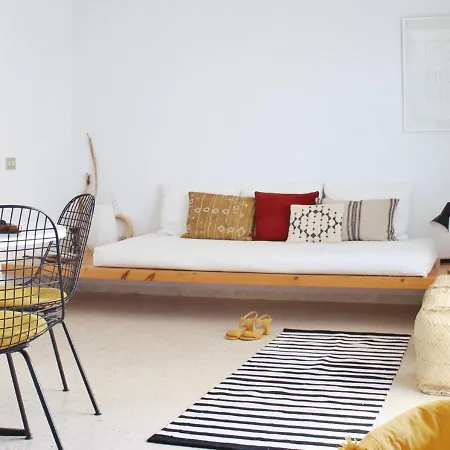 Hideaway With Modernist Design *