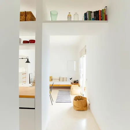 Hideaway With Modernist Design דירה *